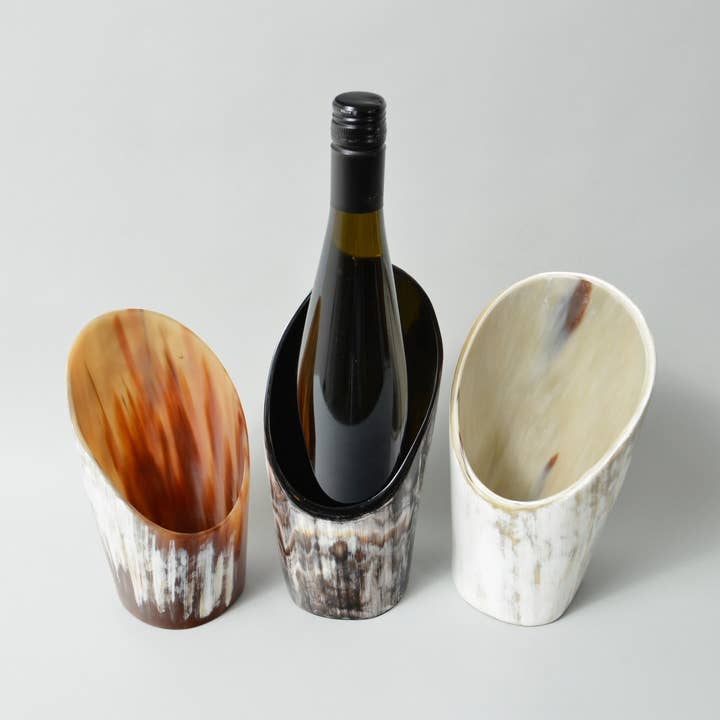 Porte-vin Niché en corne pour la vente par MAADILI COLLECTIVE