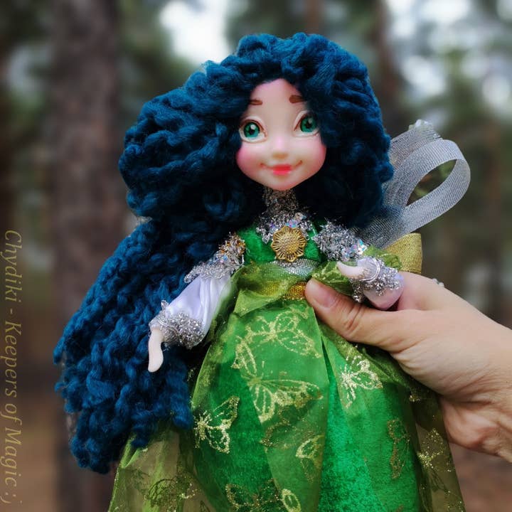 tutti i colori dell'arcobaleno Bambola Green Forest Fairy fatta a mano in vendita all'ingrosso su Faire