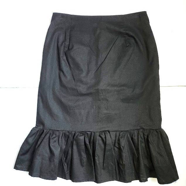 Jupe crayon à volants pour la vente par Noir Star Emporium