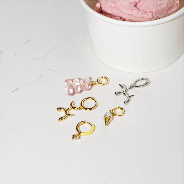 Nickel and Suede – Großhandel Huggie-Ohrring – Goldene Ballontier-Ohrringe3