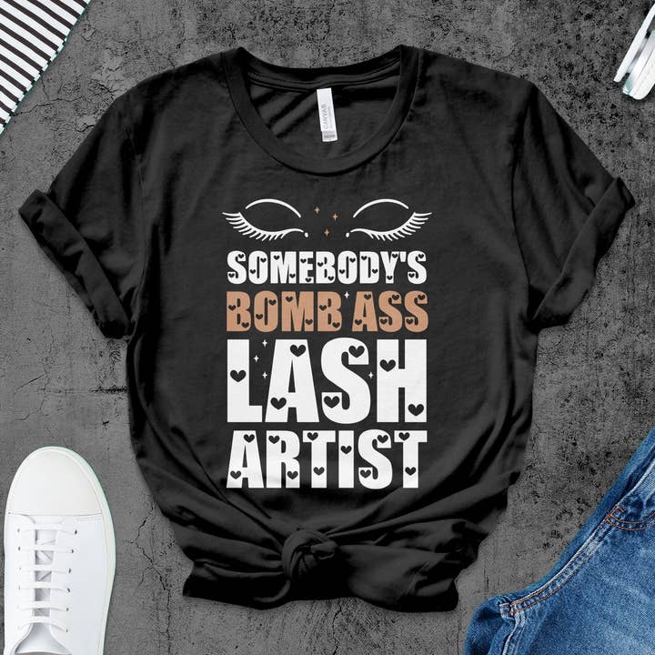 T-shirt met print voor dames, bombas-letters, casual streetwear, opvallende typografie, grappig statement-shirt, cadeau voor haar voor wholesale door FreakyTeeFactory