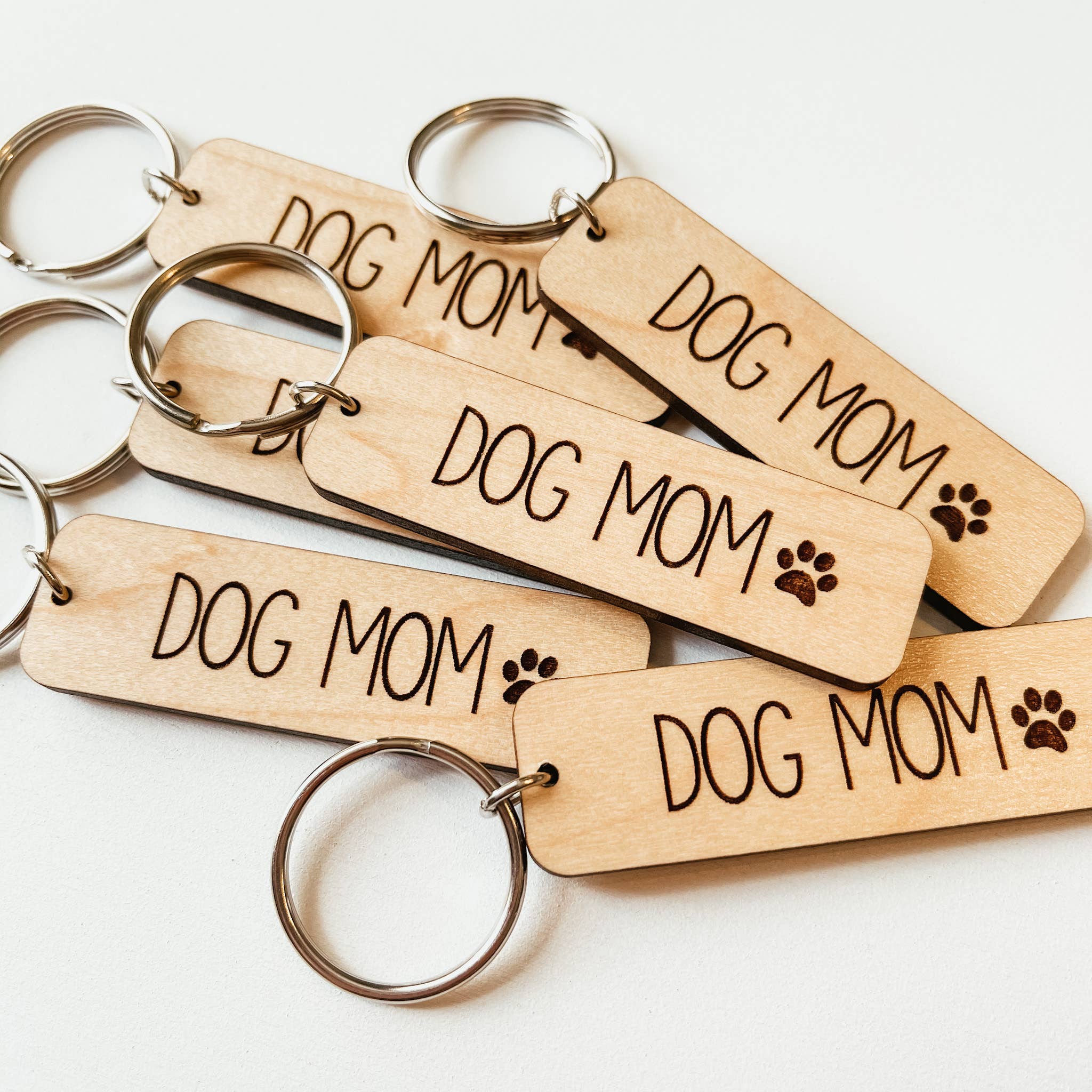 Knotty Design Co. - Vente Porte-clés – femme - Dog Mom Porte-clés en bois1