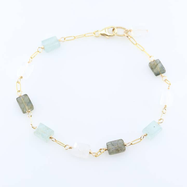 Bracelet en pierres précieuses mixtes coupées en petits rectangles pour la vente par J. Mills Studio