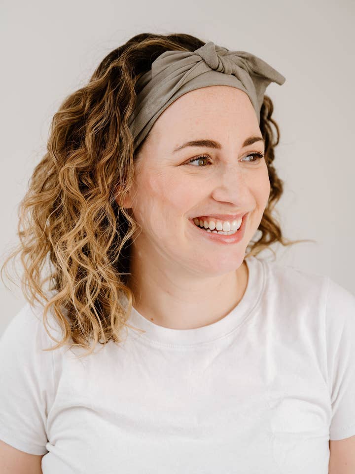 Steinfarbige Krawatte aus Microsuede für den Großhandel von Bizzy B Crafts