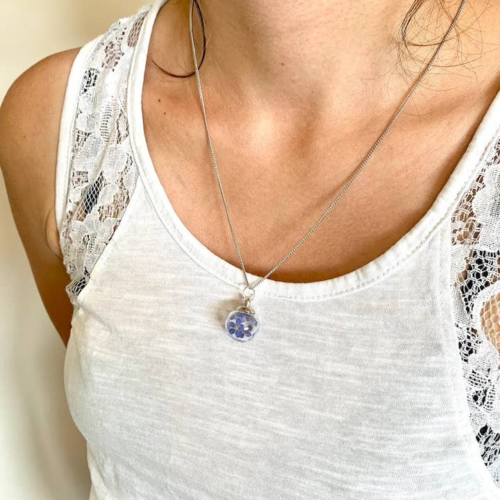 Madame Cousette - Vente Colliers à pendentif - Collier fleur séchée Myosotis sphère doré ou argenté3