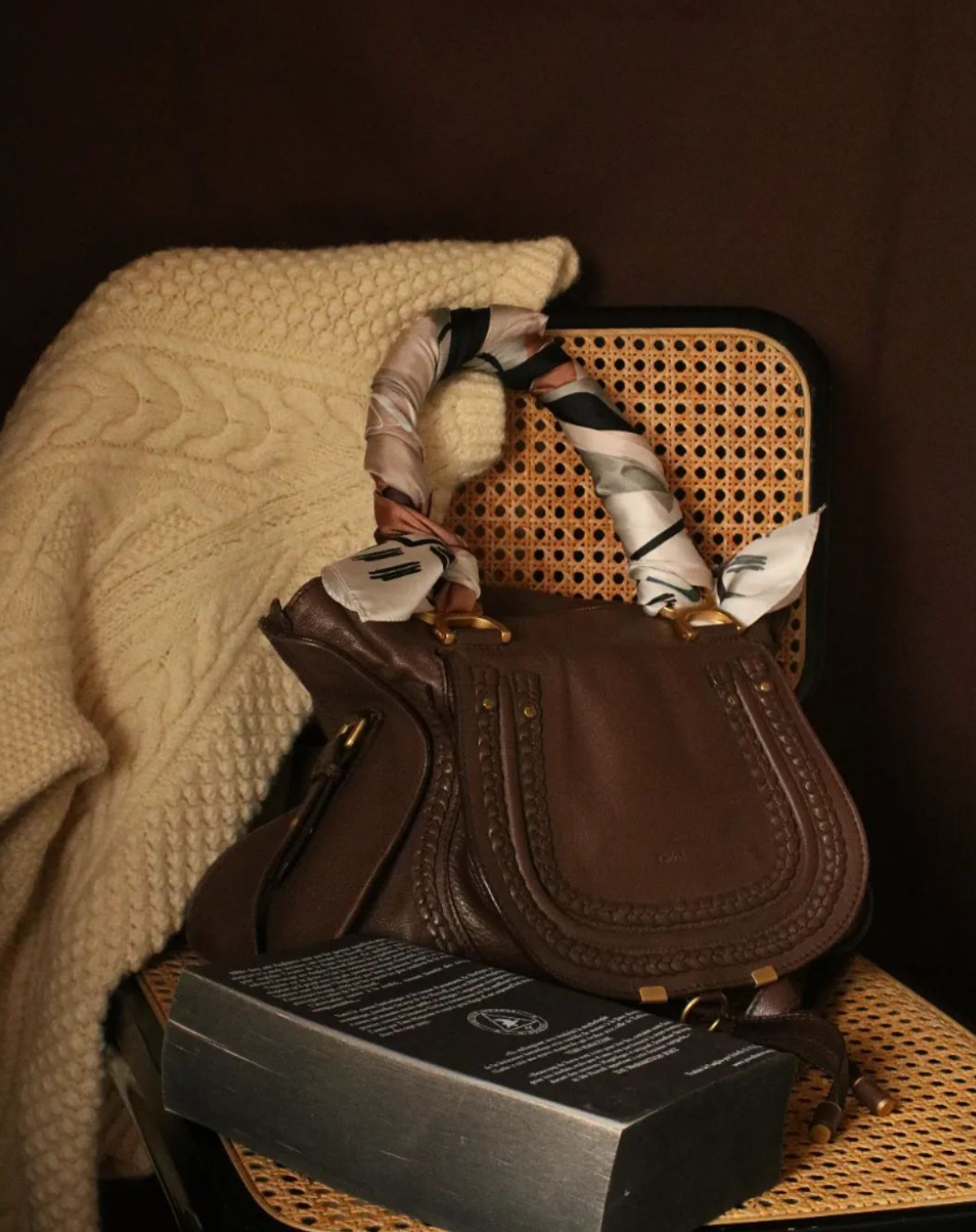 SOIE-MEME - Venta al por mayor Bufanda - Mujer - Pañuelo de twill de seda 'Duel' con bordes enrollados a mano4