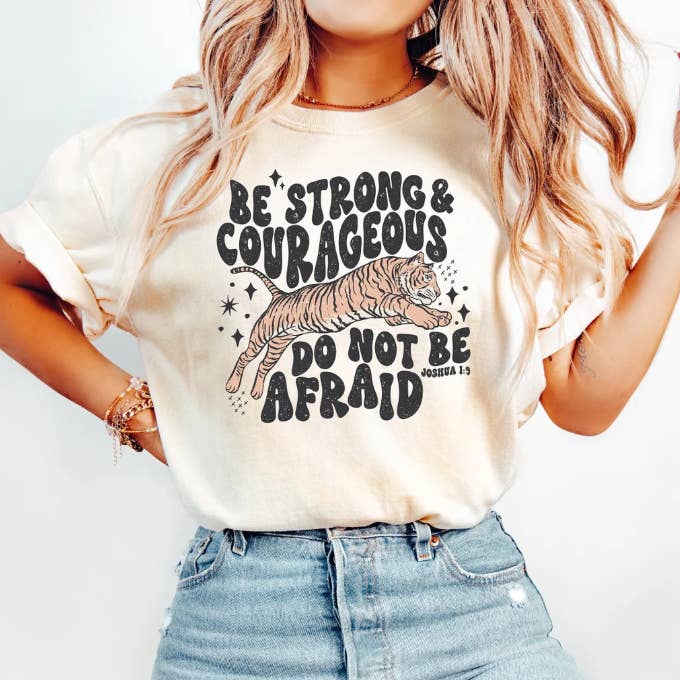 Camiseta Sé Fuerte y Valiente para venta al por mayor de Eleven Fashion