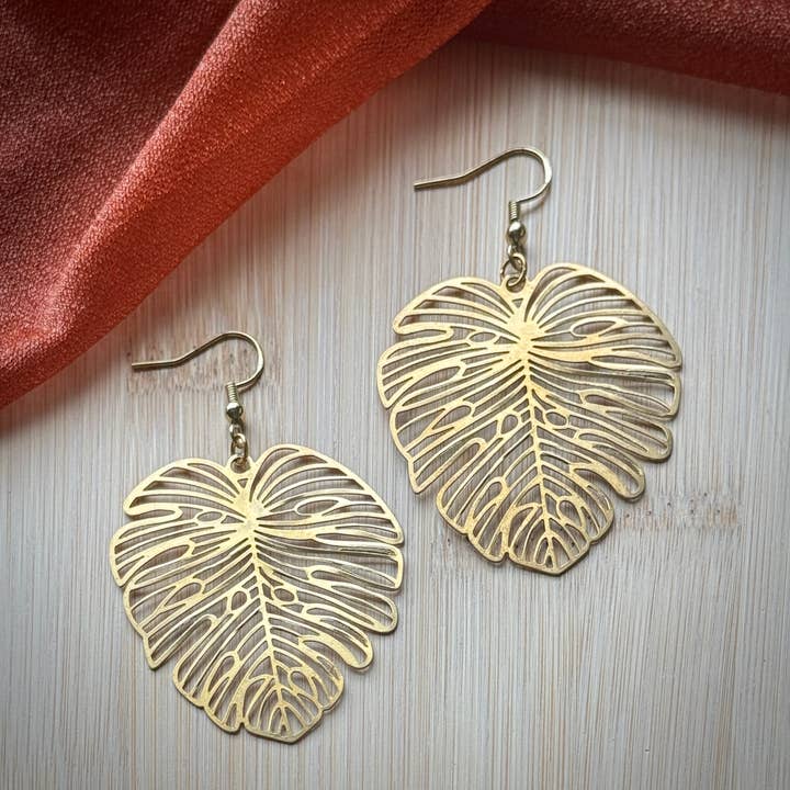 Boucles d'oreilles grandes feuilles de Monstera pour la vente par Monstera Earrings