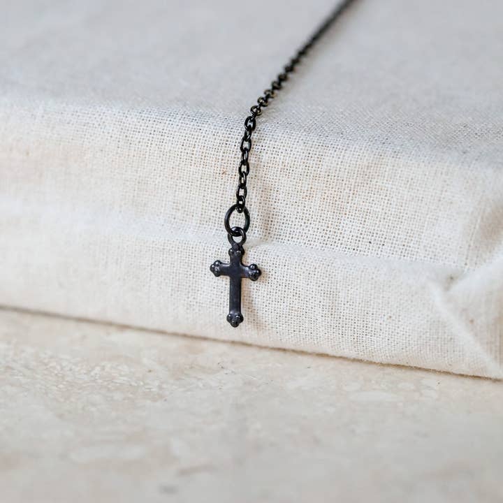 The Gilded Witch – wholesale Y-ringat halsband – La Croix Noire "Det Svarta Korset" Lariat Halsband: Fransk Goth
