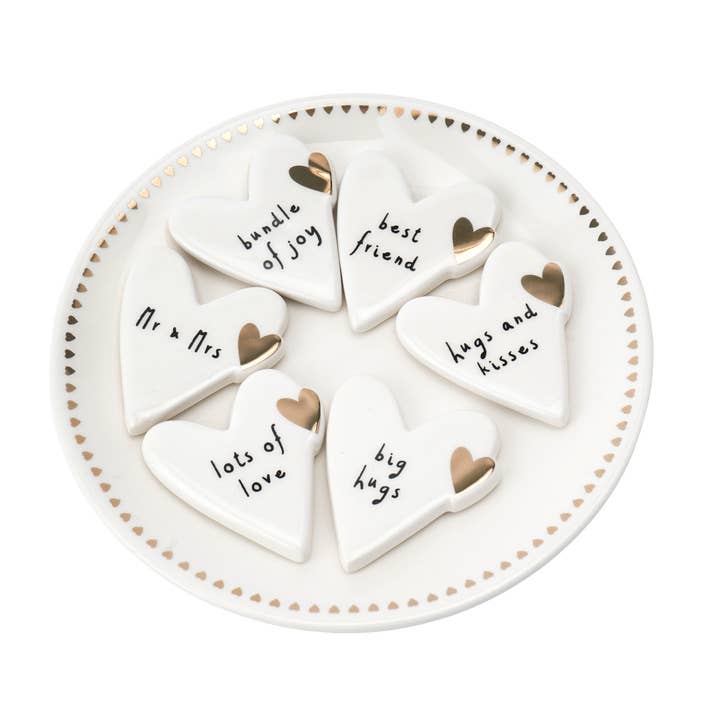 Stuur met liefde 6 verschillende keramische hartpenningen in een schaaltje voor wholesale door CGB Giftware