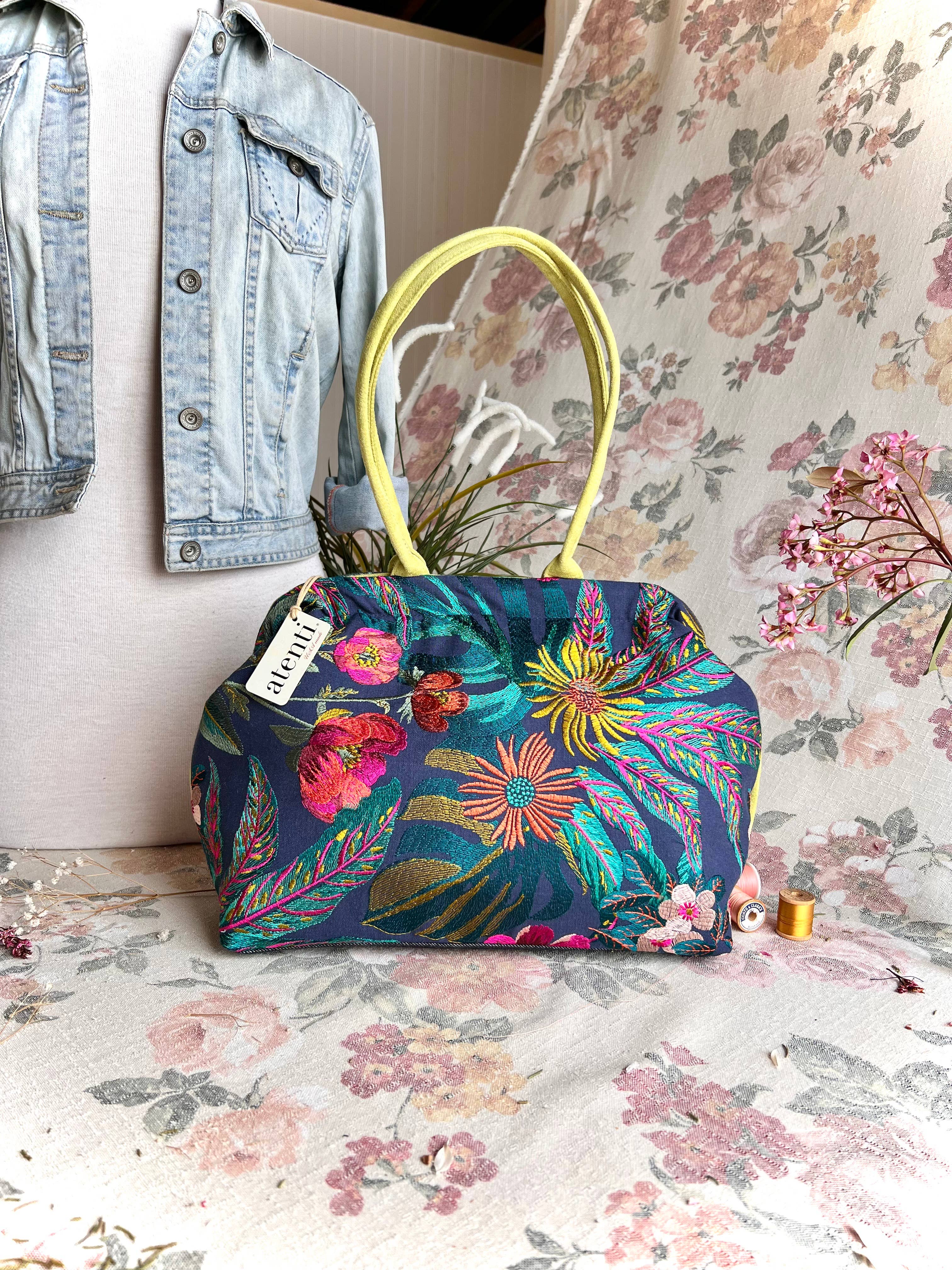 Atenti – Mala com alça superior – Mulher por atacado – Bolsa Doutora Moderna Flora Molly com Armação de Metal e Fecho de Pressão17