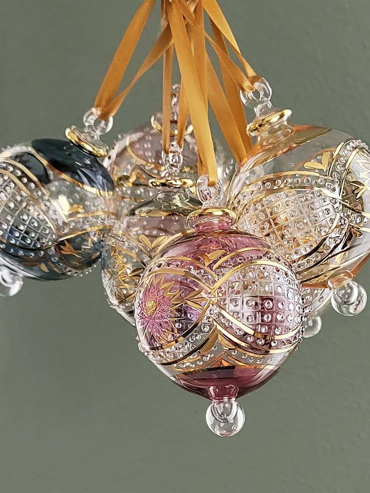 Stor kristallklot med blomma och geometrisk design - egyptisk handblåst glasprydnad för wholesale av Arabazaar Gallery LLC