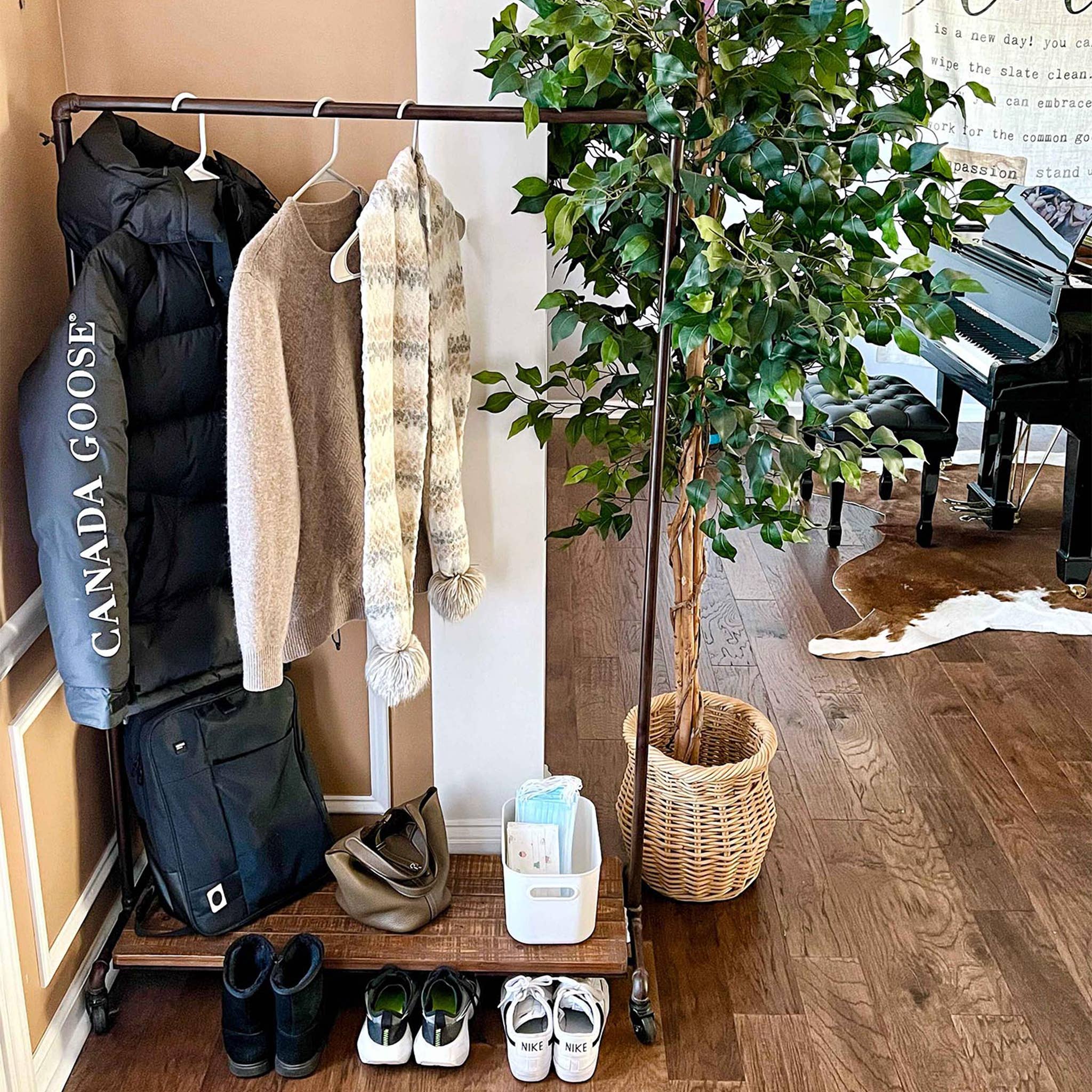 Paris Loft Inc – Cabide por atacado – Racks de vestuário de metal com prateleira de madeira e rodas com fechadura3