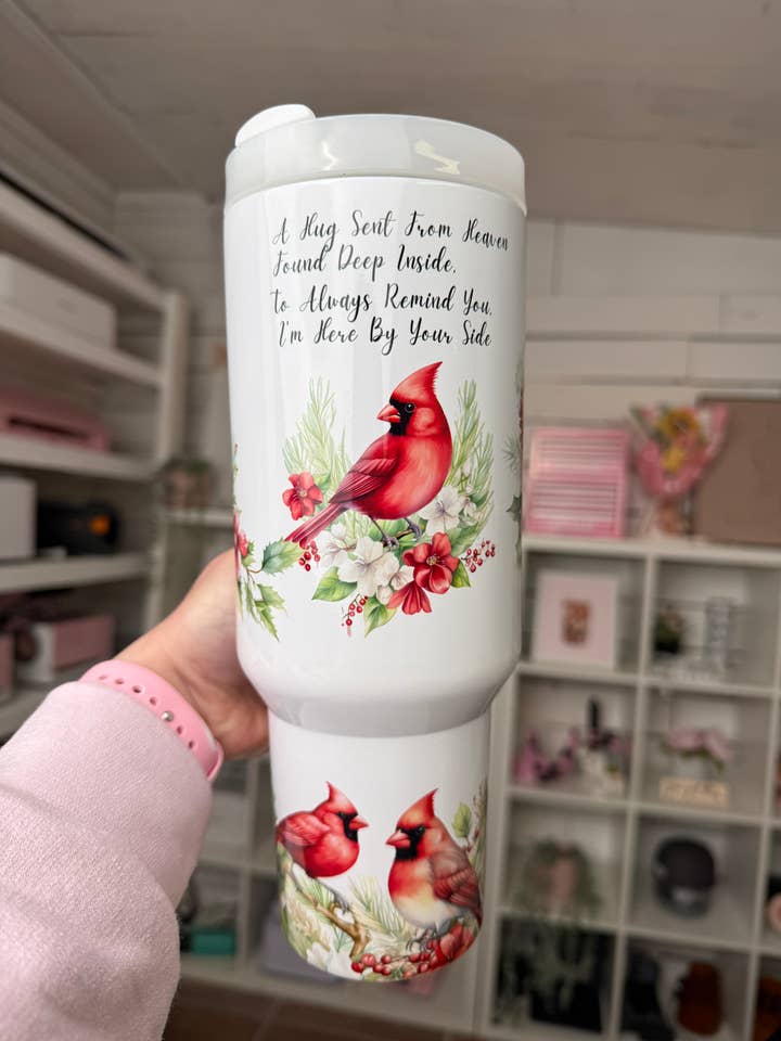 Mindesmærke Kardinal 40oz Tumbler Quencher for engroshandel hos Selena Marie LLC