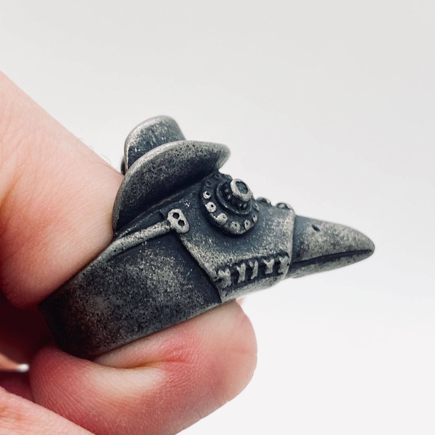 Mio Queena - Venta al por mayor Anillo de sello - Sombrero con forma de cabeza de cuervo con forma de esqueleto, anillo de acero inoxidable para hombre, MJ/MR7