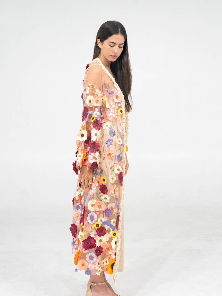 Bloom-kimono med handbroderad blommig spets för wholesale av Gipcco Design