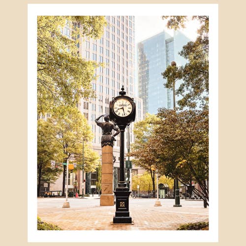 Charlotte, NC Art Print (8x10): Uptown Clock, Charlotte por atacado de Charlotte to Paris