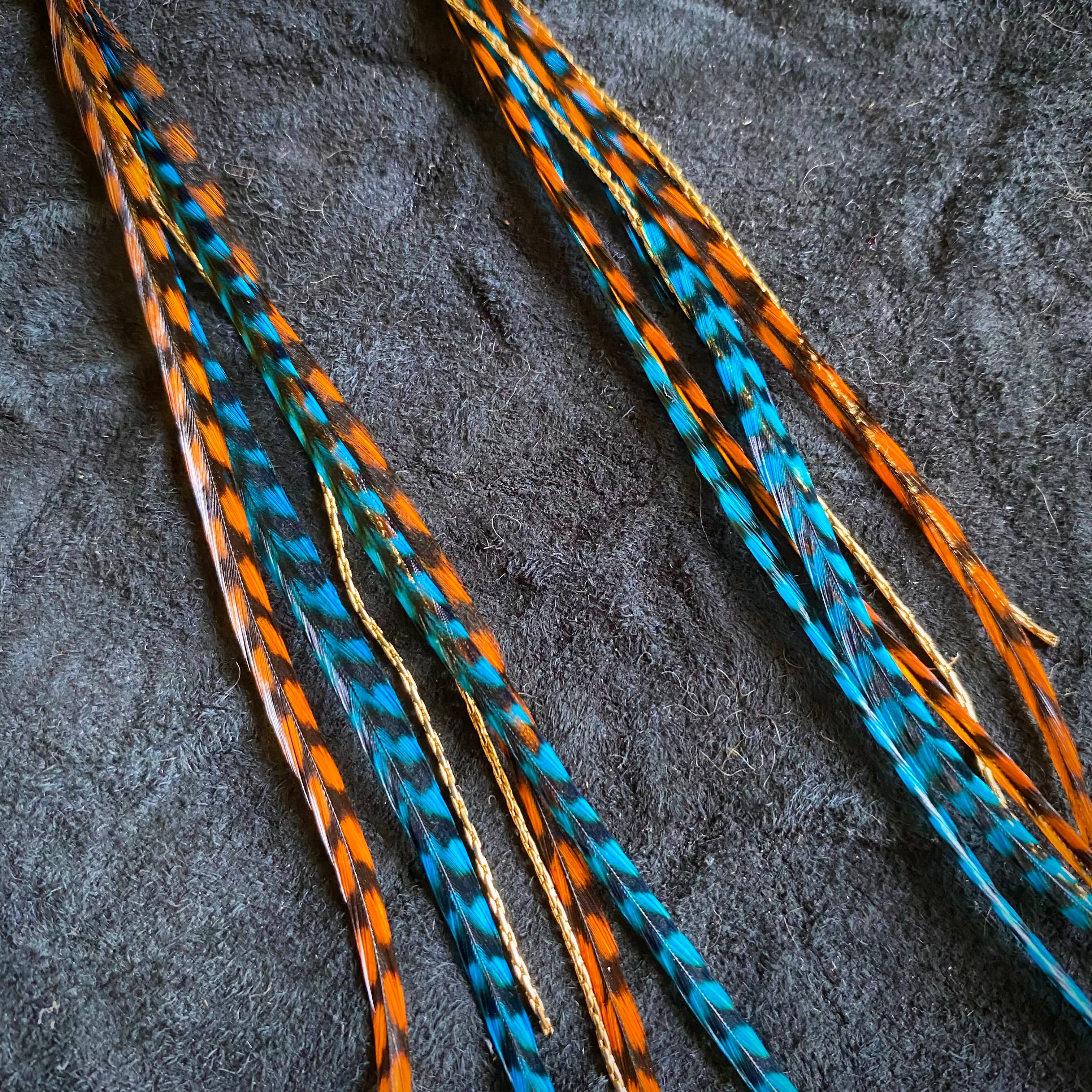 Grizzly naranja y grizzly turquesa/dorado Pendientes mini de plumas - Grizzly naranja y Grizzly turquesa de venta al por mayor en Faire6