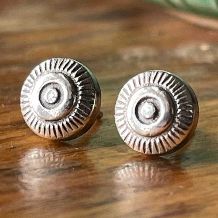 Boucles d'oreilles à tige minimalistes en argent sterling Celtic Radial Sun pour la vente par The Dwelling Gem