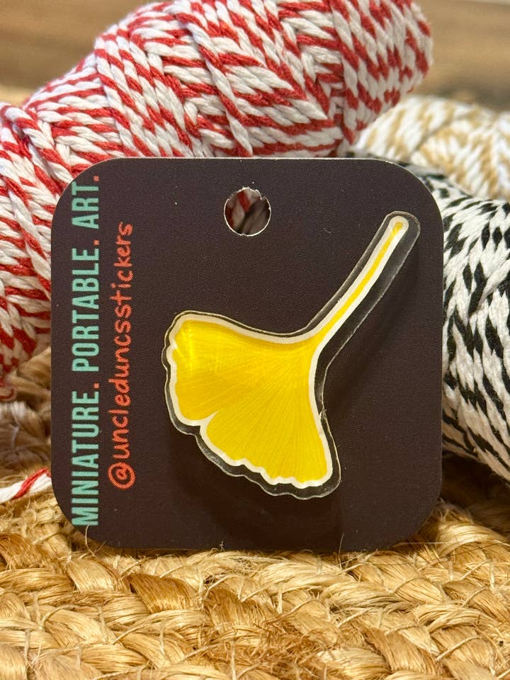 Gele Gingko Blad Acryl Pin voor wholesale door Uncle Dunc's Sticker Shoppe