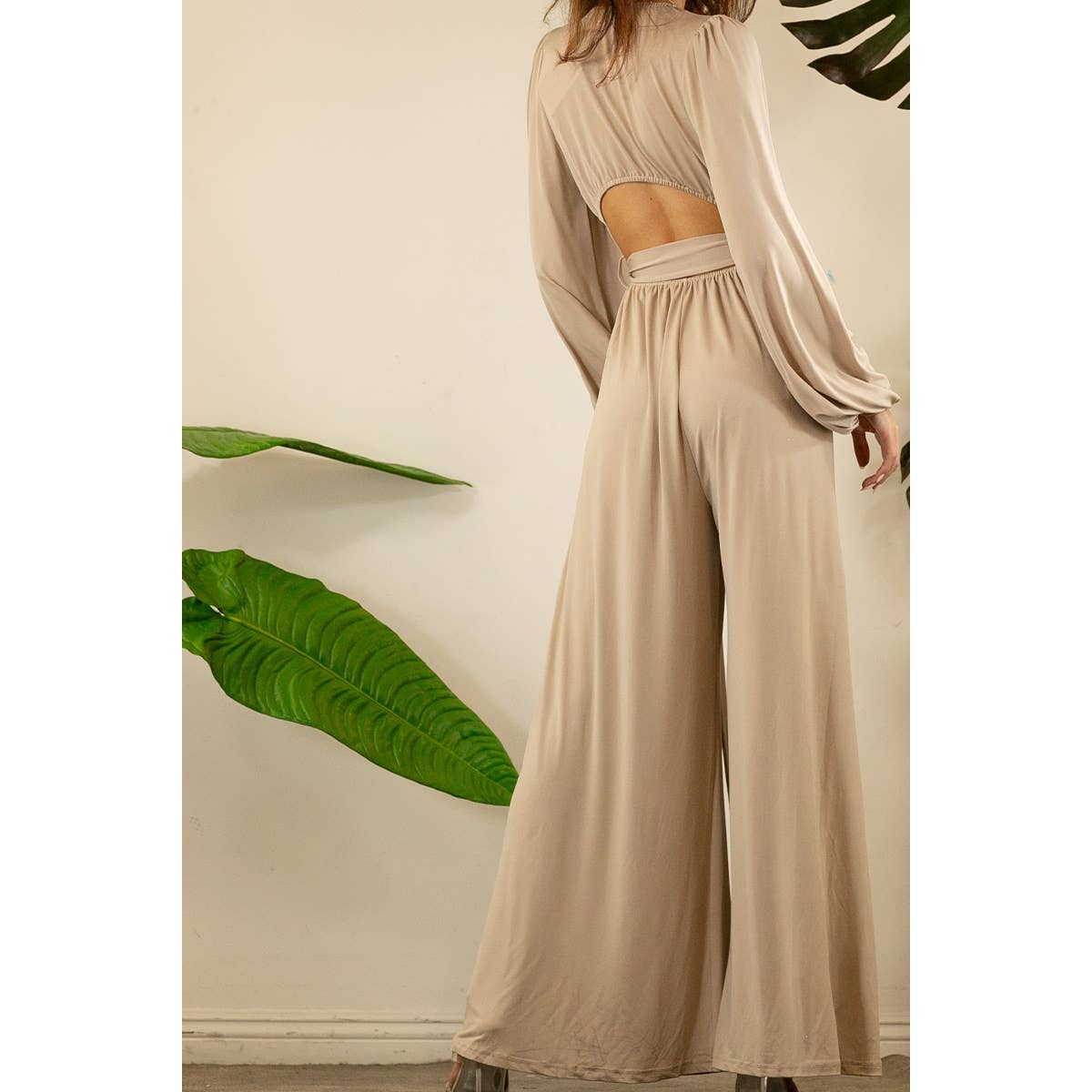 SEXY NACKT CUPRO JUMPSUIT MIT WEITEN HOSEN für den Großhandel auf Faire7