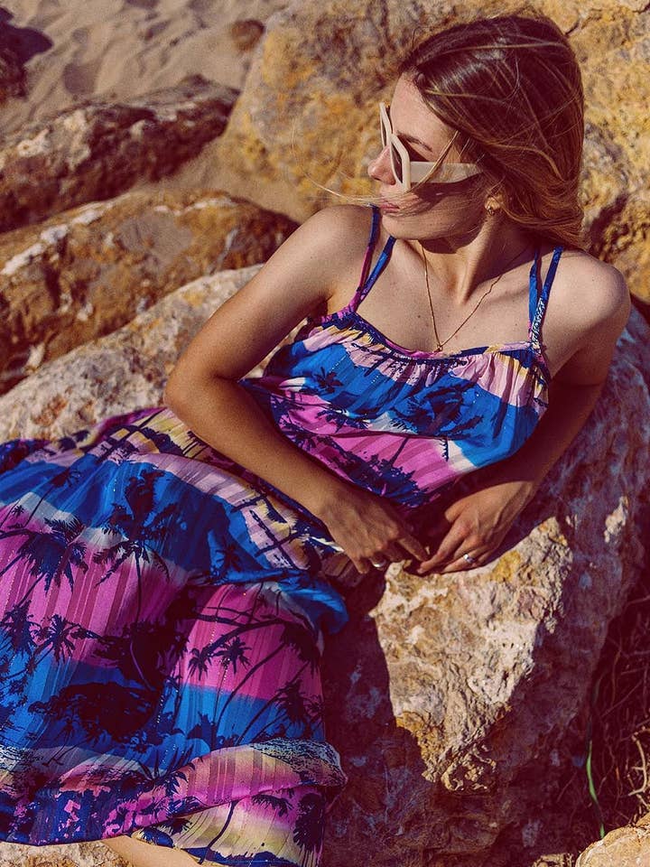 Maxi abito rilassato con apertura posteriore con stampa blu tropicale per la vendita all'ingrosso da parte di Q2—All Orders:Free Duties for the US,UK,and Canada