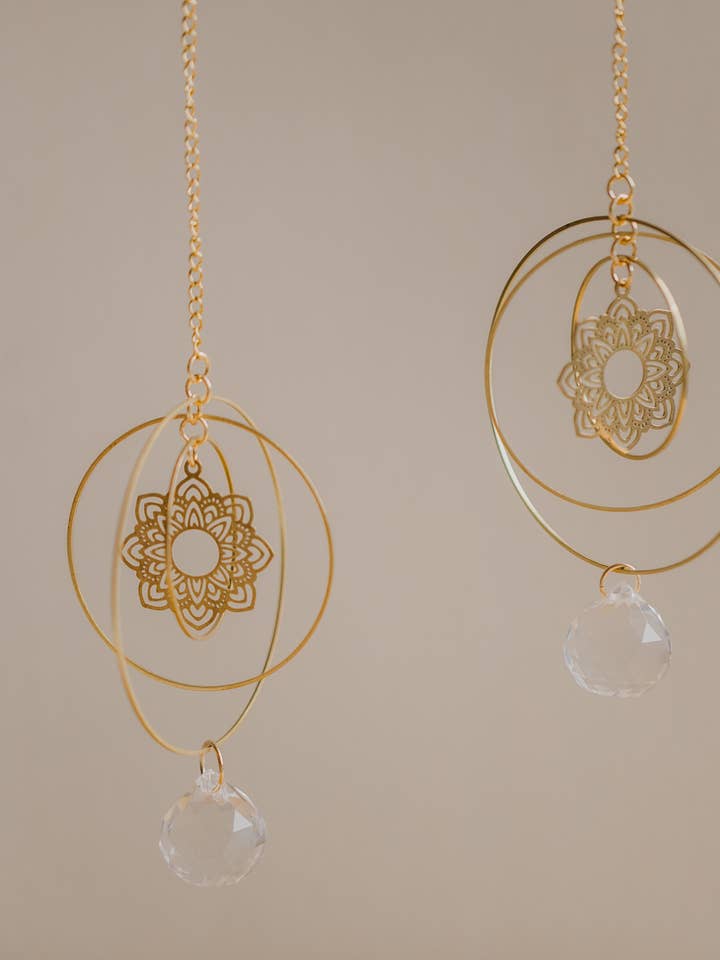 goldener runder Sonnenfänger "Blume" mit Regenbogenkristall für den Großhandel von walnutandcherry