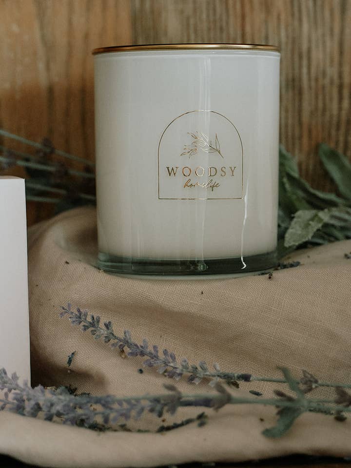Linge français & Lavande l Bougie avec couvercle doré & Boîte boutique pour la vente par Woodsy Homelife