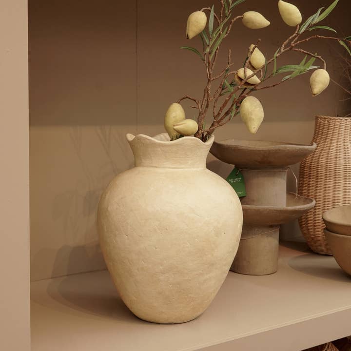 Sisi, house of style BV – wholesale Vas – Handgjord terrakottavas Mara i varm gulbeige