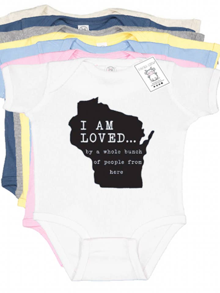 Graphique Bébé WISCONSIN - Tee-shirt & Body Je Suis Aimé pour la vente par Paper Cow LLC