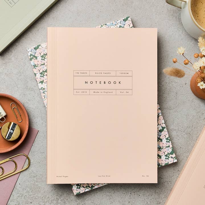 Bind 54: Linjeret Lyserød Blush Lay Flat Notesbog for engroshandel hos Katie Leamon