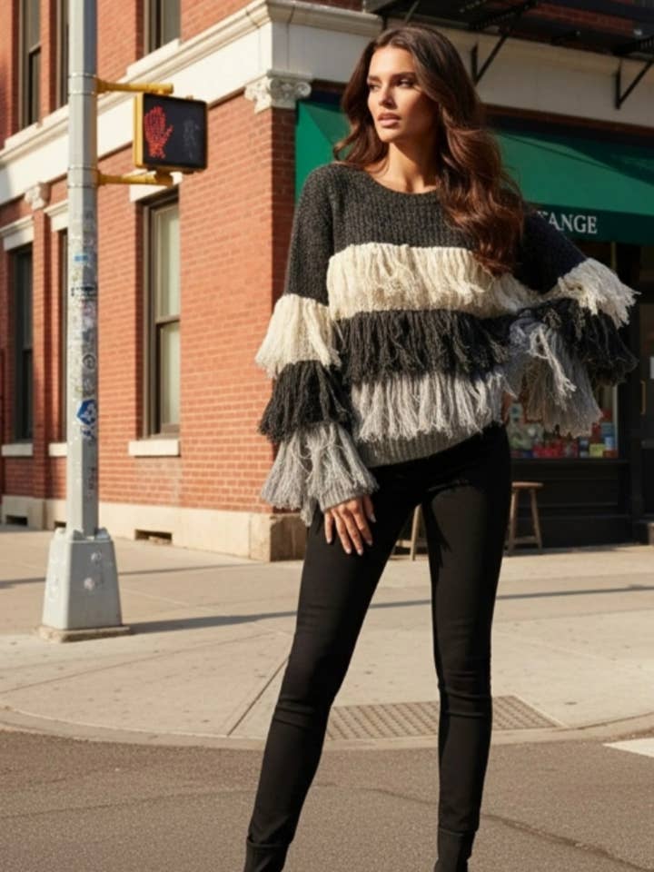 Gemütlicher Strickpullover mit mehreren Lagen und Quasten in Grau. für den Großhandel von CY FASHION. LONDON