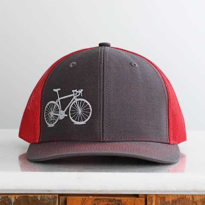 Cykel Trucker Cap, mat grå på kul/rød hat 112 for engroshandel hos Vital Industries