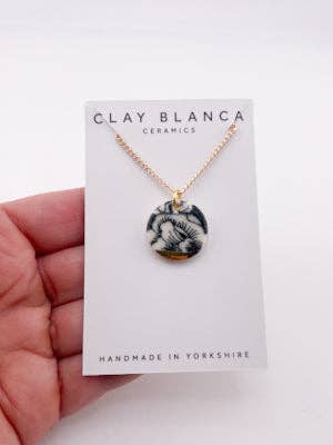 Svart Kina Stor Rund Hängsmycke Halsband med guldtopp för wholesale av Clay Blanca