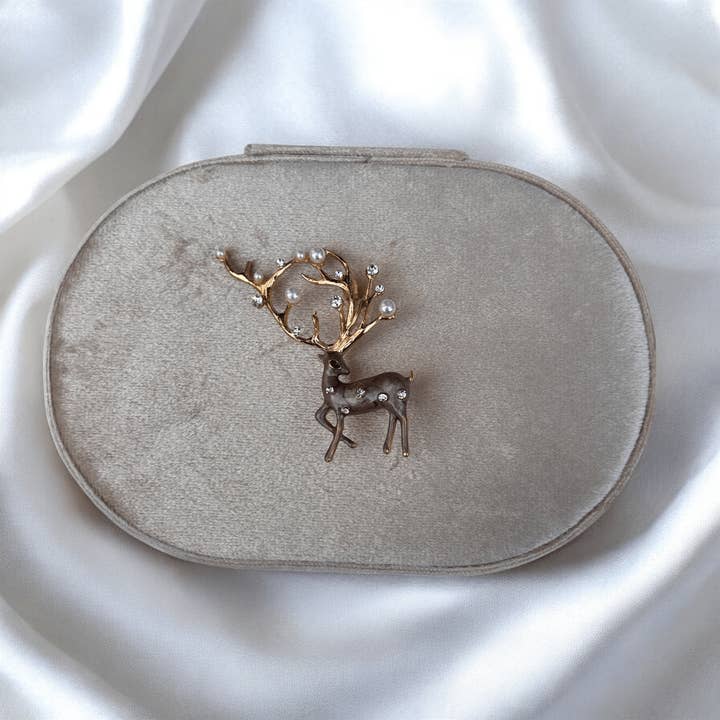 Velvet Reindeer – Schmuckkästchen aus Samt mit Hirschbrosche für den Großhandel von DUESTELLE ITALIA