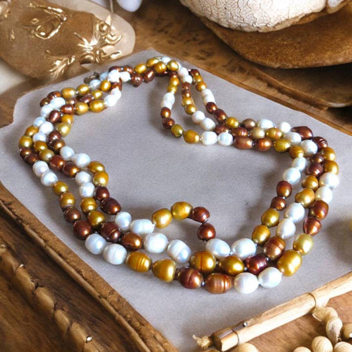 Collier en nacre avec perles de perles d'eau douce pour la vente par TOURMALYN