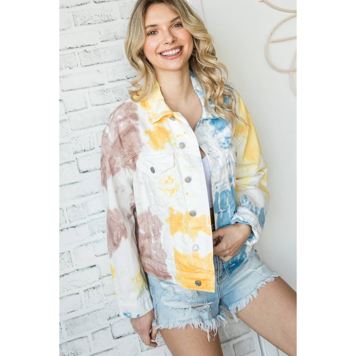 Bianco/Giallo Giacca in denim da camionista classica con stampa tie-dye in vendita all'ingrosso su Faire0