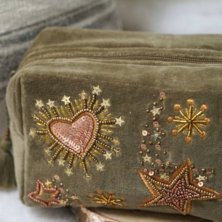 Fluwelen etui met geborduurde sterren en harten, kaki voor wholesale door Maison Lilo
