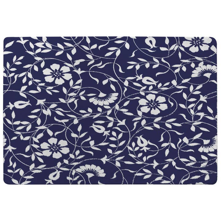 Hvide blomster på marineblå (tæppe) for engroshandel hos Benjamin Tate Design