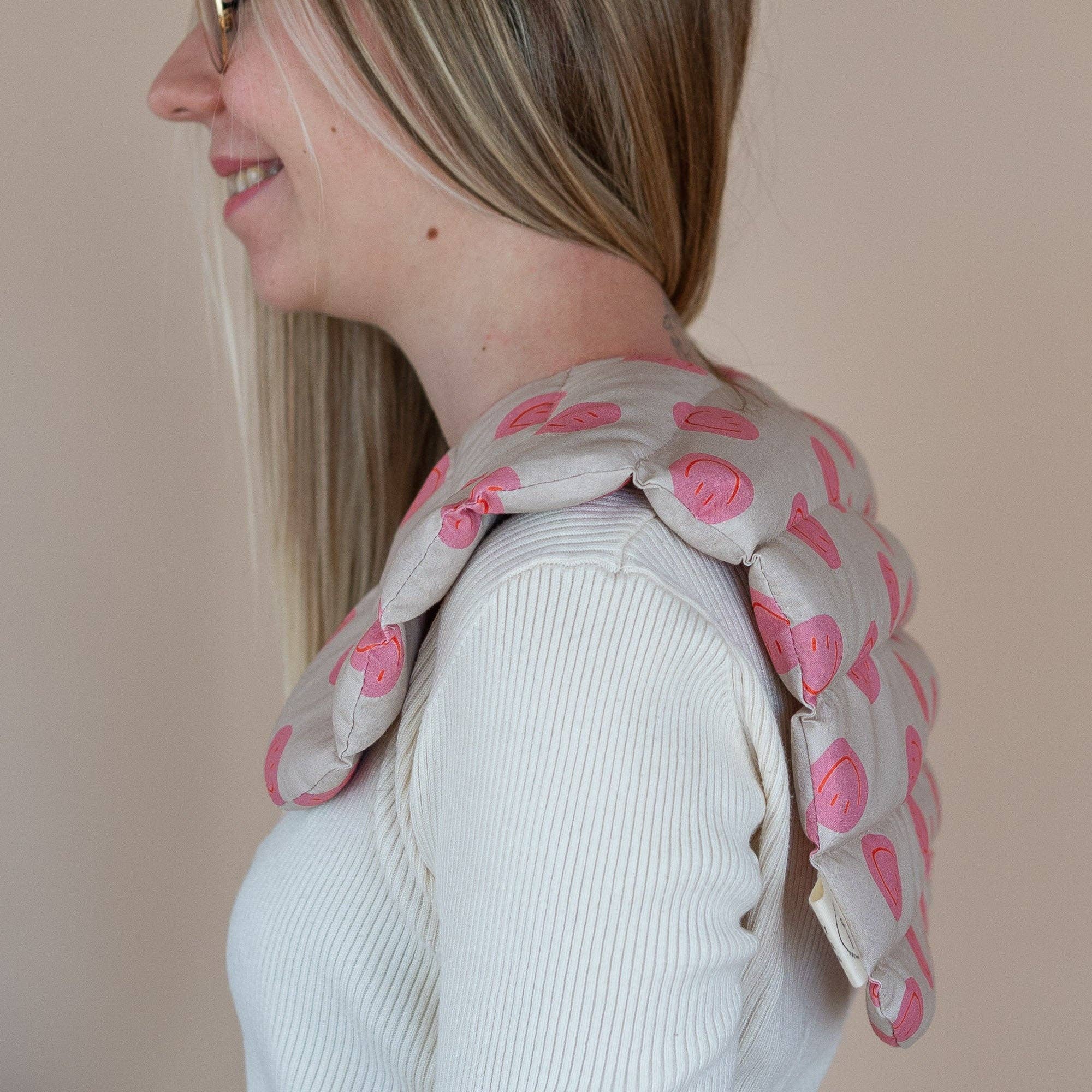 Tochter von Walter - Wholesale Spa Headband - Organic Spelt Neck Pillow - Neck Pillow Smiley Pink3