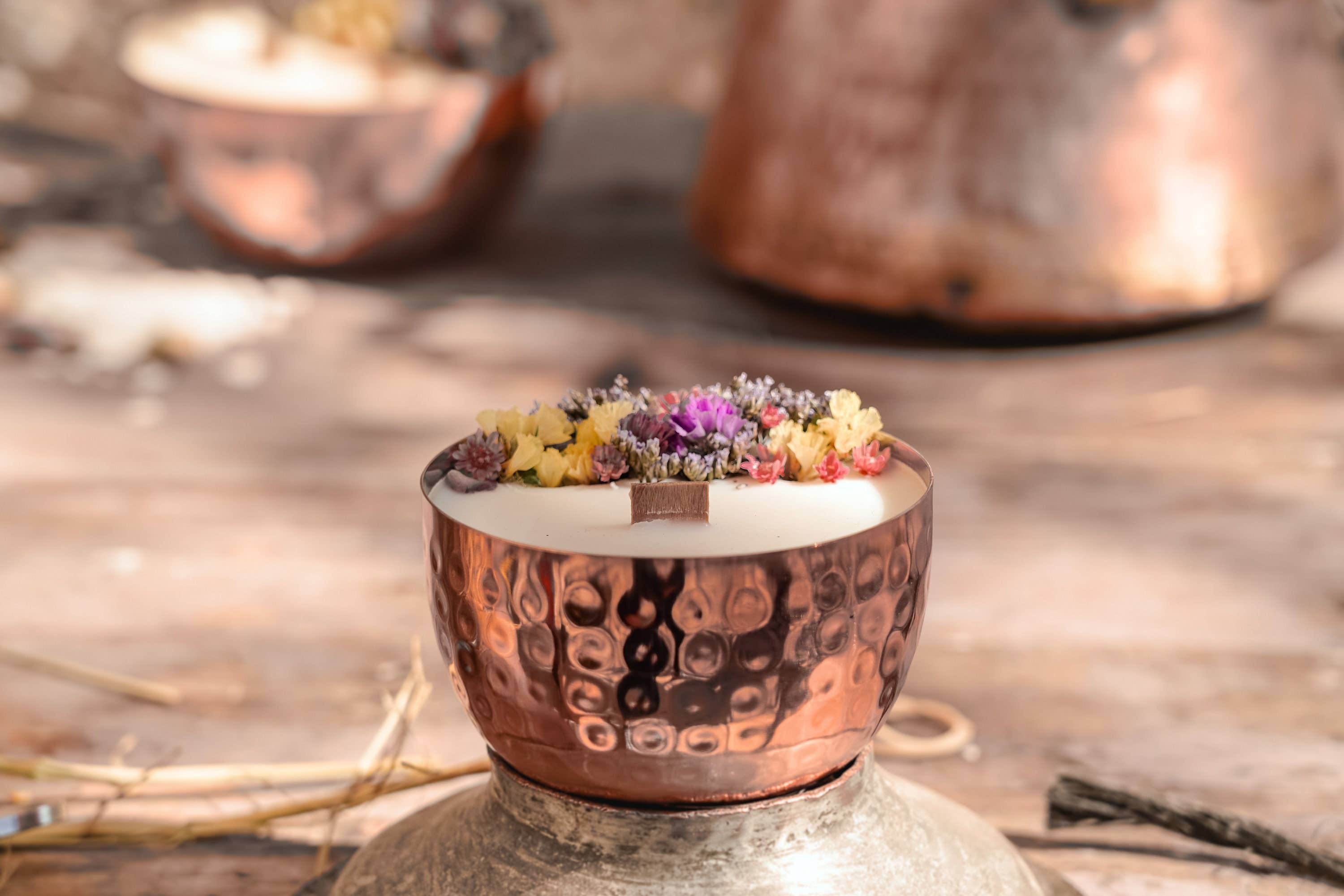 Nema Concept – wholesale Jar/filled candle – Hammered Copper Pot Soy Candle with Dried Flowers5