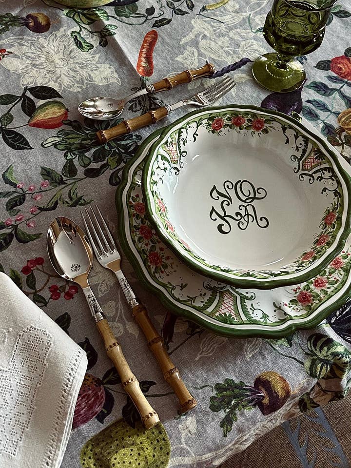 Bol en treillis de roses peint à la main pour la vente par Deux Pigeons