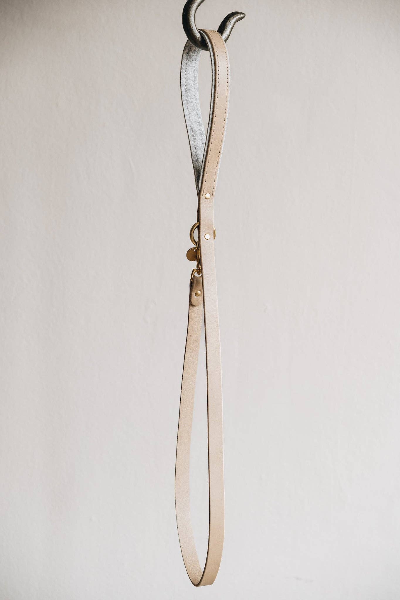 BAND&ROLL - Wholesale Pet Leash - Dog - LIGHTWEIGHT SHORT LEATHER LEASH. HITCH air19