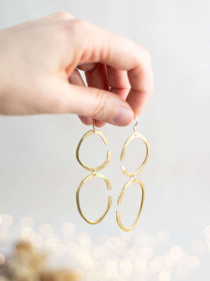 belles boucles d'oreilles graphiques, doré pâle pour la vente par Liniata