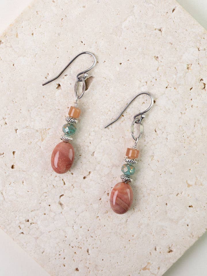 Namaste Boucles d'oreilles simples en verre tchèque et jaspe pour la vente par Anne Vaughan Designs Jewelry