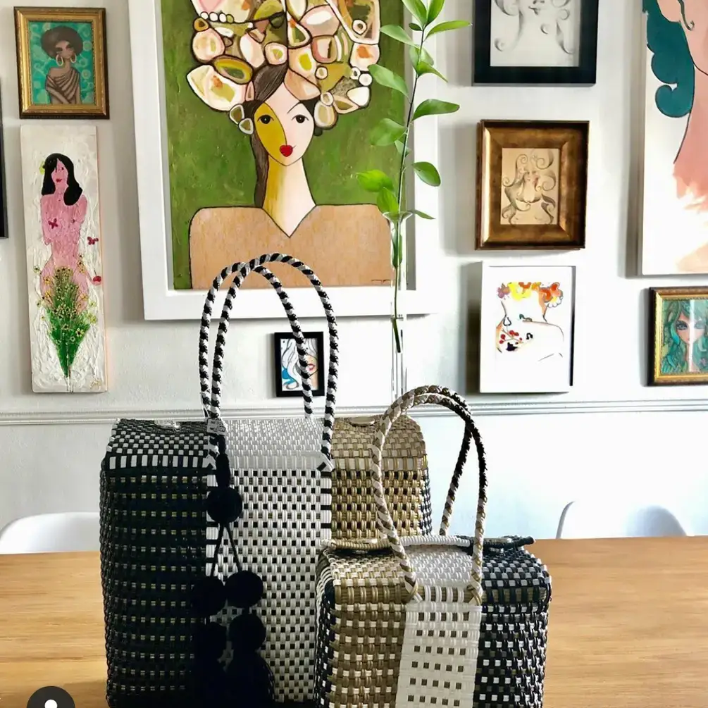 The Faria - Vente Sac de plage - Sacs de plage en plastique recyclé tissés à la main noirs, blancs et dorés  3