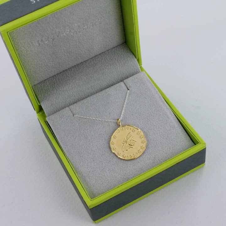 REEVES & REEVES – wholesale Hänge-/berlockhalsband – Bee mynt Halsband Guld