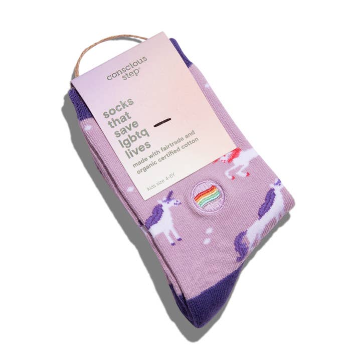 Kindersocken, die LGBTQ-Leben retten (lila Einhörner) für den Großhandel von Conscious Step