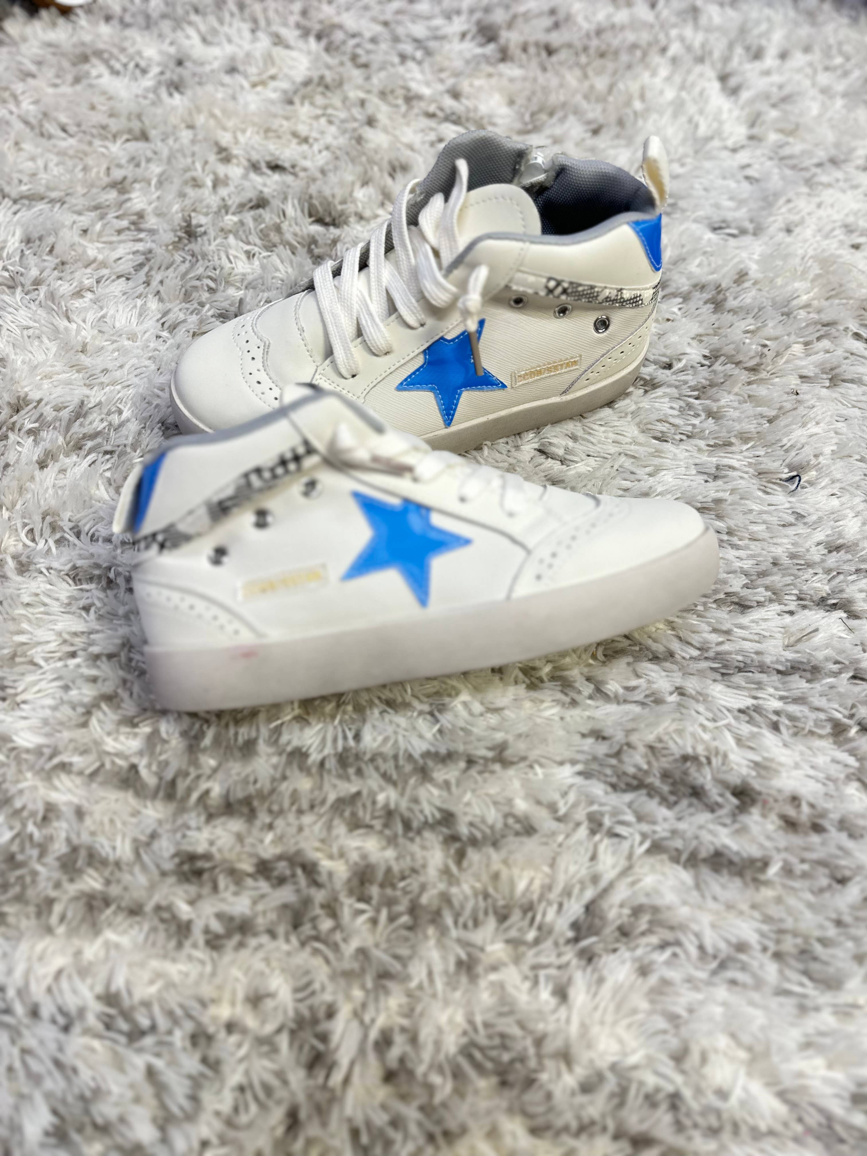 Torn and Trendy - Vendita all'ingrosso Sneakers di tendenza - Bambini - Sneaker alte bianche con stelle blu1