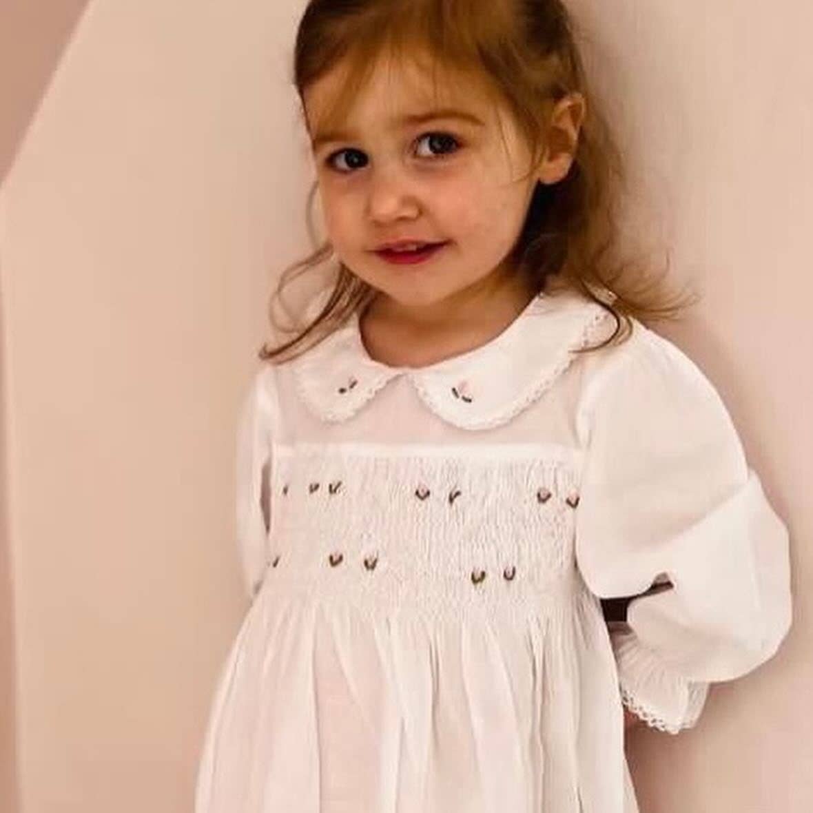 English Rose Linens - Venta al por mayor Ropa para dormir - Niños - Camisón clásico Beth con bordado y fruncido a mano2